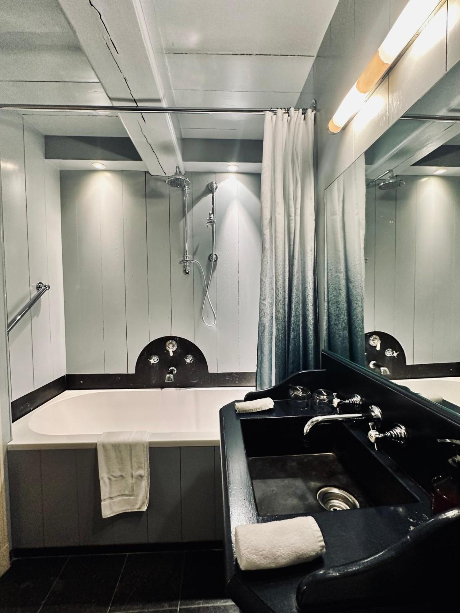 Suitehotel Posthoorn Монникендам Экстерьер фото