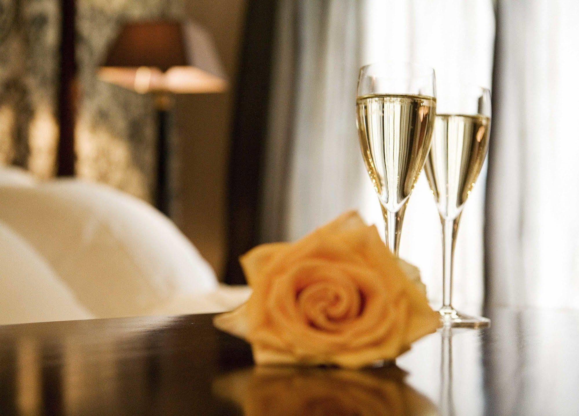 Suitehotel Posthoorn Монникендам Экстерьер фото